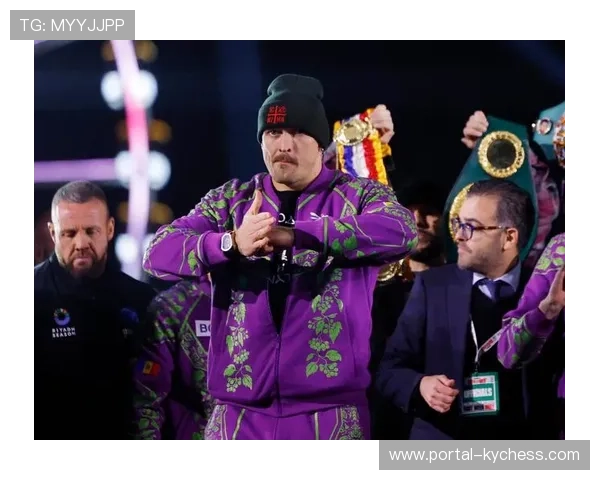 世界拳王统一战称重仪式结束，双方体重均达标